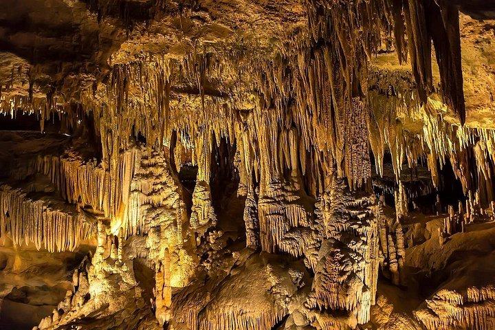 リスボンからファティマとミラ デ アイレ洞窟へのプライベート日帰り旅行