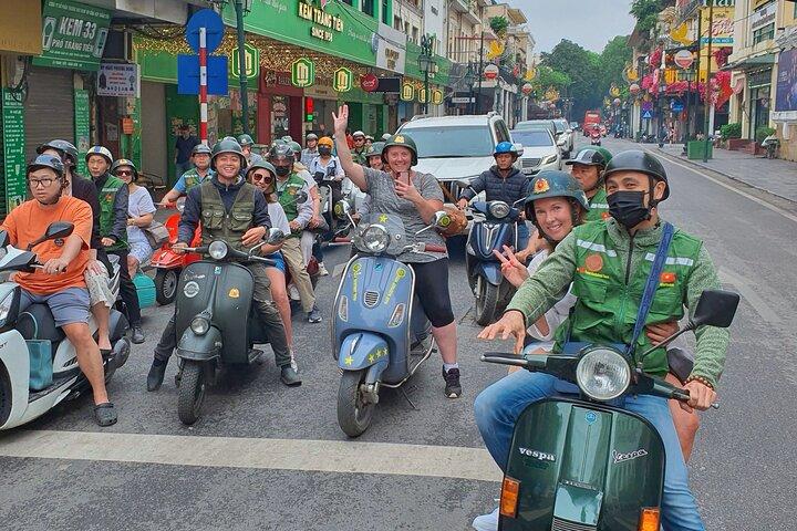 Hanoi Vespa Tours: Essen + Kultur + Spaß auf der Army Vespa