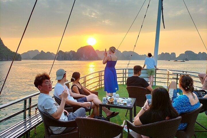 Tour giornaliero della baia di Halong Crociera deluxe di 6 ore in autobus limousine per piccoli gruppi