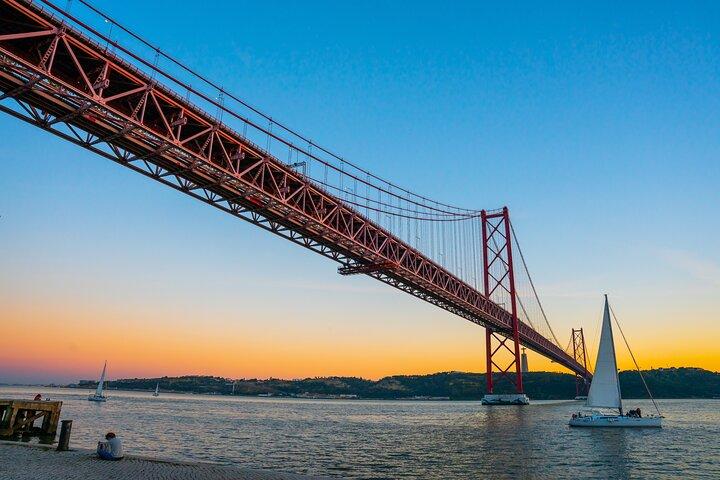 Encantos de Lisboa: tour de tapas em Alfama e navegação ao pôr do sol com vinho