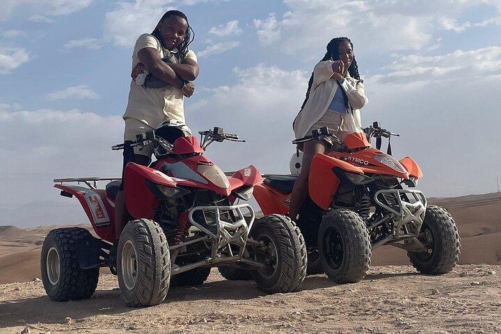 Giro in quad e giro in cammello nel deserto di Agafay con cena e spettacolo