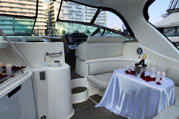 60-Minute Toronto Luxury Yacht Sightseeing Prosecco Cruise!