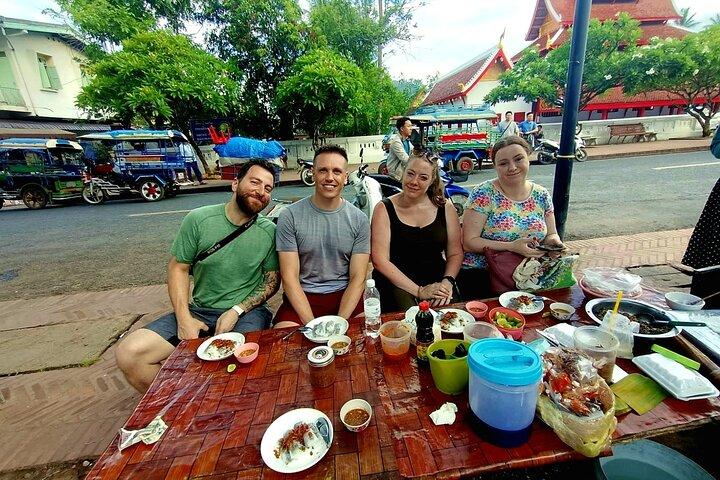 Excursão a pé gastronômica em Luang Prabang e bênção do monge