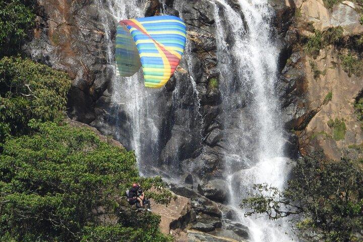 Paragliding über riesige Wasserfälle private Tour (optional Guatape) von Medellin