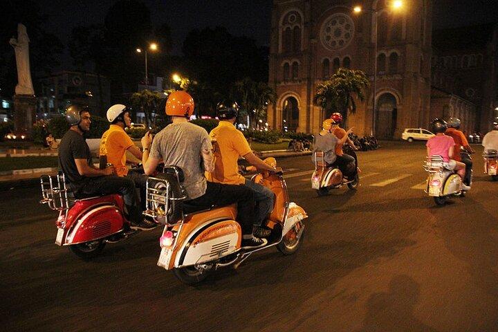 Saigon Nightlife Tour de meio dia por Vespa Vintage/Motorcycle