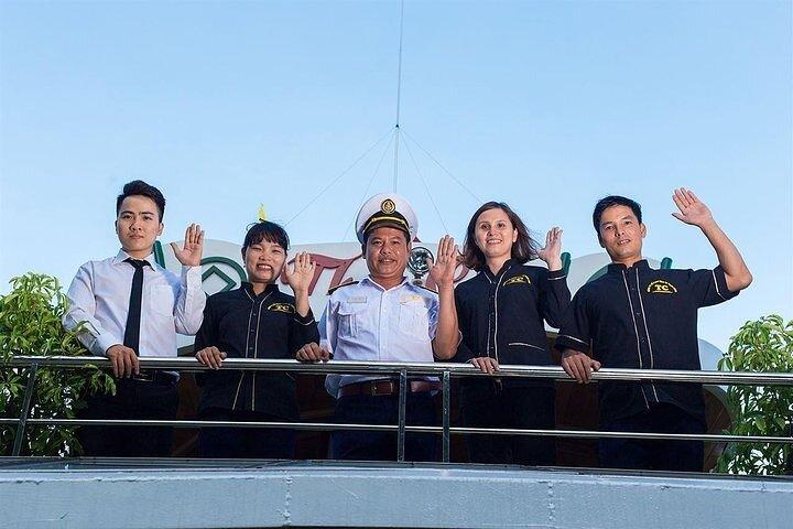 Alova Premium Cruise Deluxe Halong Bay Tour di un'intera giornata da Hanoi