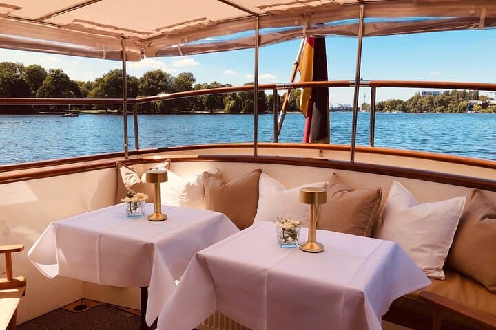 Evening aperitif tour aboard the motor yacht Fitzgerald