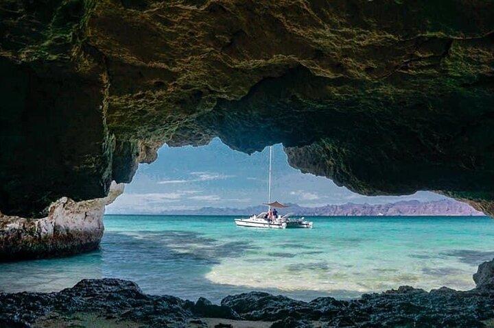 Crucero por la isla en catamarán con esnórquel