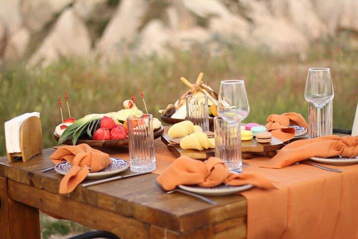 Zonsondergangpicknick of zonsopgangontbijt in Cappadocia Red Valley