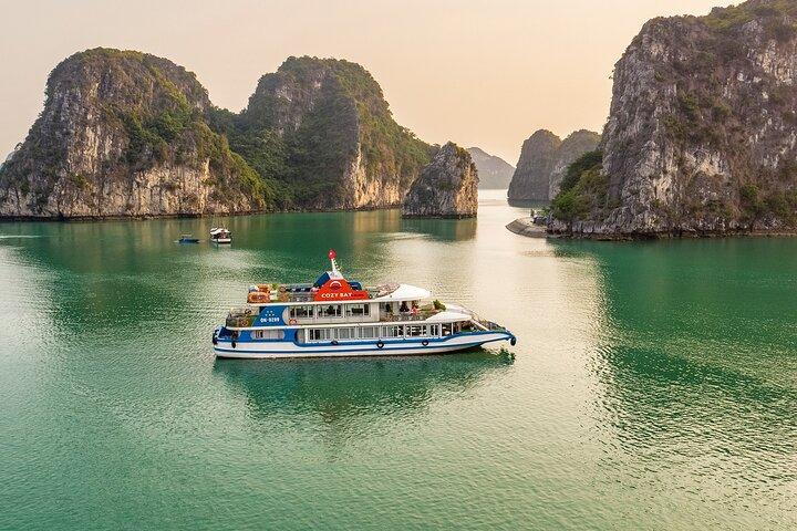 Excursión de un día completo a Halong de lujo en crucero acogedor desde Hanoi por autopista
