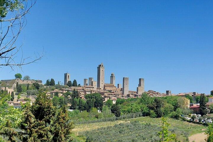 Medeltida byar: San Gimignano & Volterra från Livornos hamn