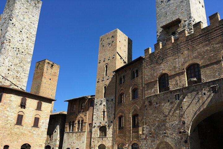 Medeltida byar: San Gimignano & Volterra från Livornos hamn