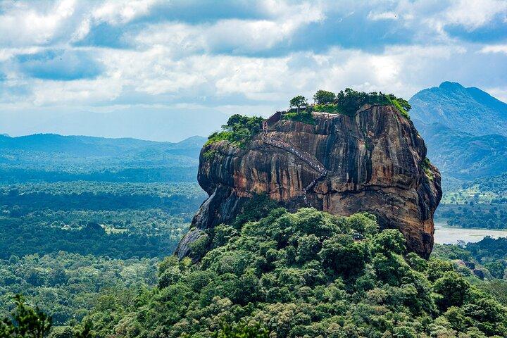 Sigiriya Rock Dambulla Cave and Village Tour från Trincomalee