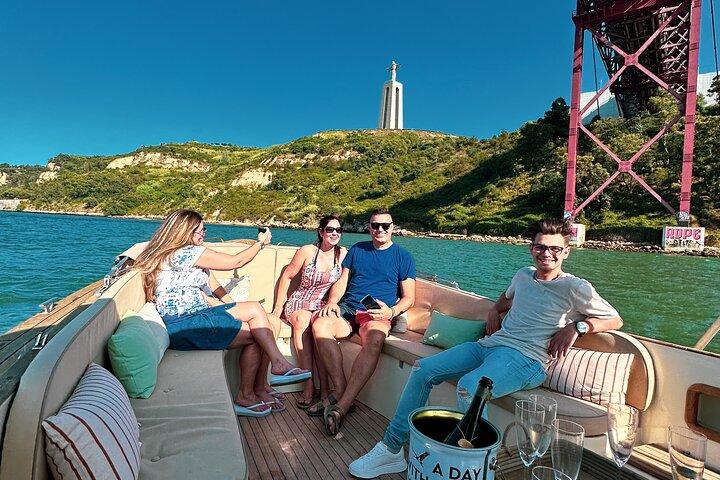 Lisbon Premium Cozy Boat with Pizza & Open Bar
