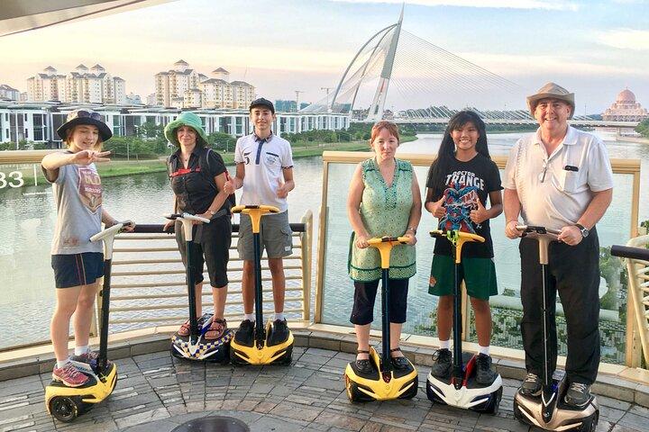 セグウェイで行くプトラジャヤ 10 km エコ ライド ツアー (ホテルへのお迎え付き)