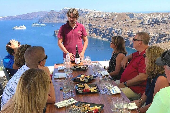 Excursão privada de degustação de vinhos de meio dia em Santorini