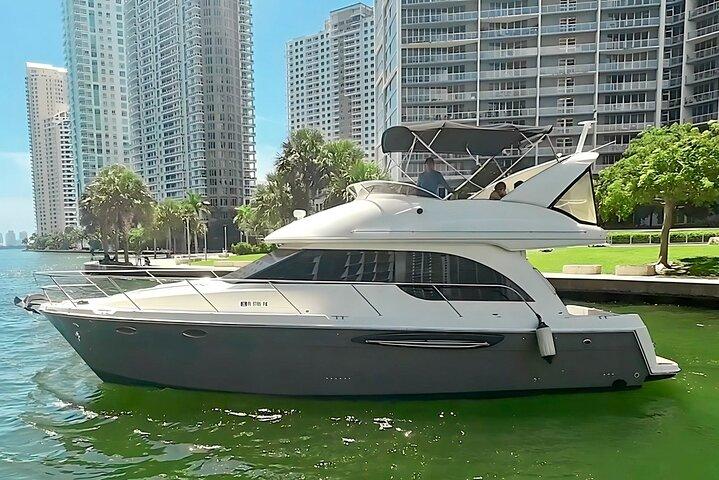 4-stündige 42-Meridian-Yachtmiete mit Kapitän in Miami, Florida
