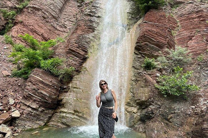 Cascata di Shen Gjergji e cena al tramonto di Tirana inclusa