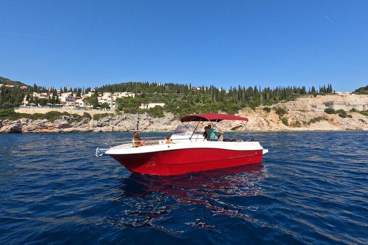Tour privato in motoscafo di lusso: isole, grotte, spiagge, snorkeling