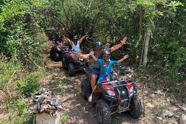 Excursion privée d'une journée en VTT à Tequilera et aux grottes mayas