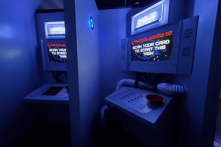 En förrädare bland oss Escape Room-spel för privat grupp
