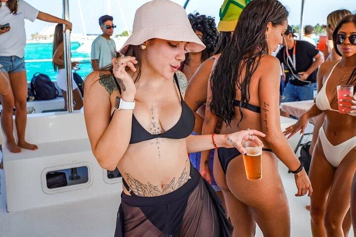 ムヘーレス島クルーズ、ビーチクラブ、シュノーケル、ランチ、オープンバー付き