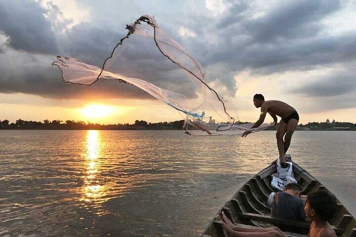 ボートで水上村やトンレ樹液湖を発見