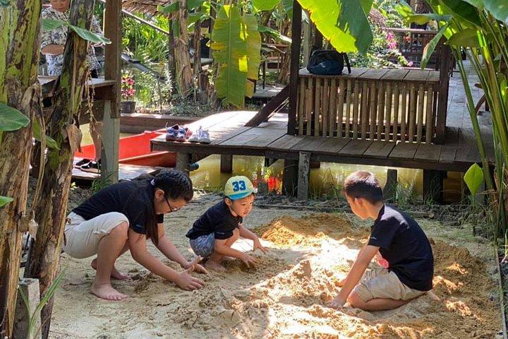 庭園での料理付き、バンコクの小さなチーク材のボート運河プライベート ツアー