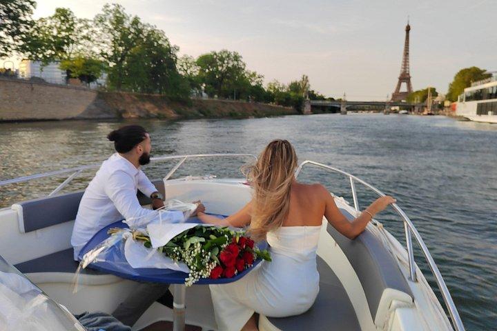 Your Private boat Captain Guide Explore Historical Paris