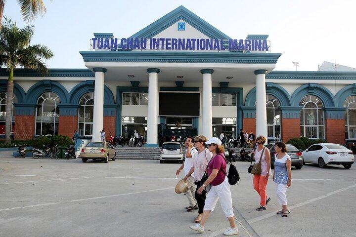 Ha Long Heldagstur: Kajak, Grotta, Simning från Tuan Chau Island