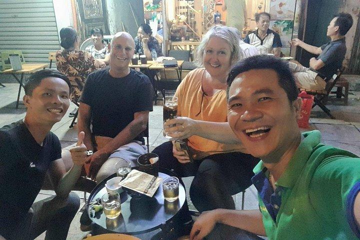 地元ガイドとエッグスコーヒー付きのハノイウォーキングストリートフードツアー
