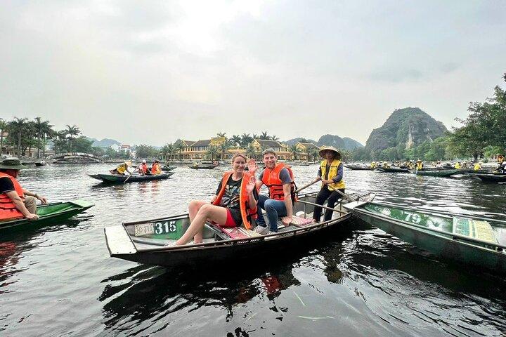Excursão de dia inteiro à caverna Hoa Lu Tam Coc Mua saindo de Hanói de barco e bicicleta