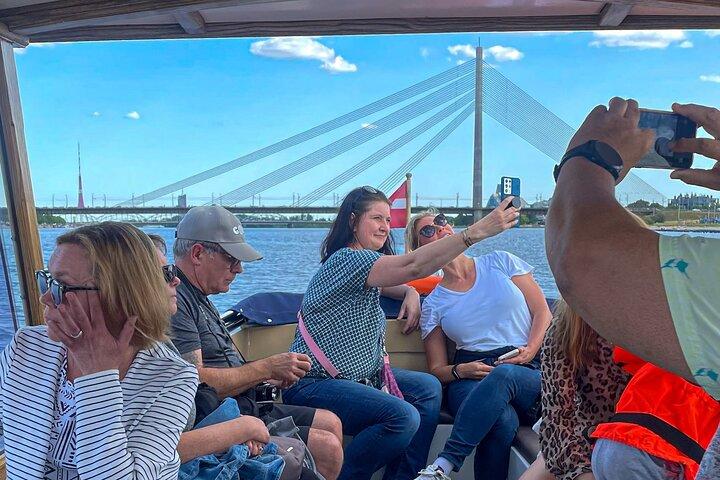 Riga Sightseeing Tour em barco do Canal com audioguia
