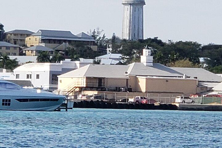 Tour guiado de medio día en barco por el puerto de Nassau y Rose Island