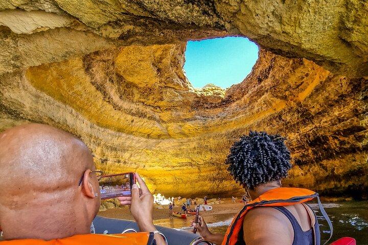 コンポルタからアルガルヴェへのプライベートツアー、ベナジル洞窟へのボートトリップ付き
