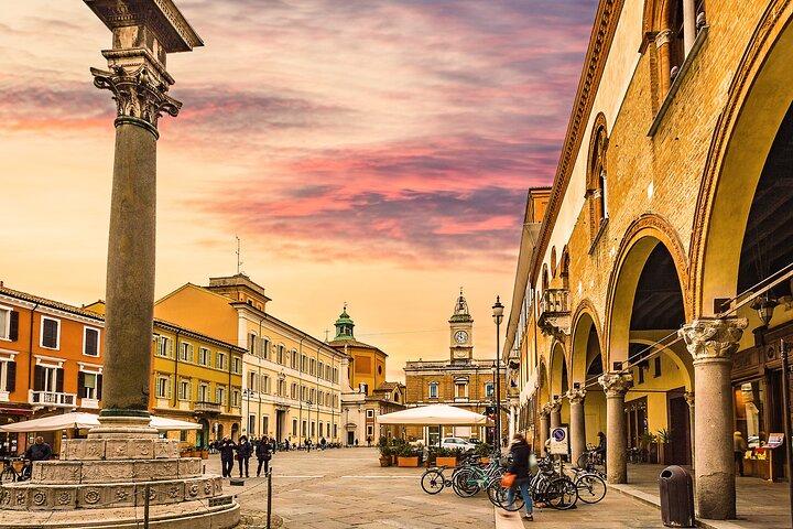 Ravenna-Stadtrundfahrt bei Nacht mit einem lokalen Führer