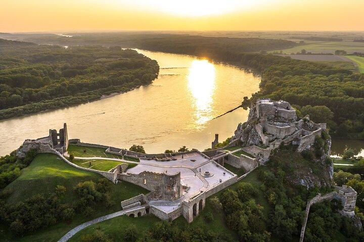 Privat tur til Bratislava & Devin Castle: Iron Curtain & Royals