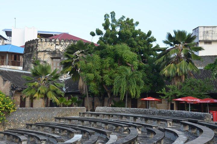 Explore as ruas históricas de Stone Town