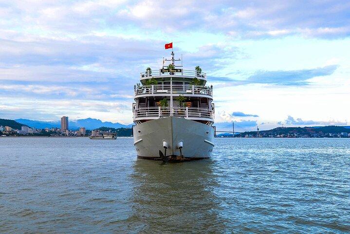 Impresionante Halong y Bai Tu Long Bay con Swan Cruise 2 días 1 noche