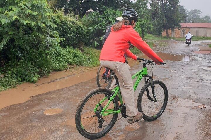 Mountainbiketur ved foden af Mount Meru