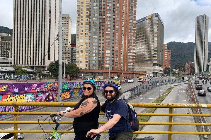 Visite à vélo de 3 heures à la découverte des graffitis dans la ville de Bogota