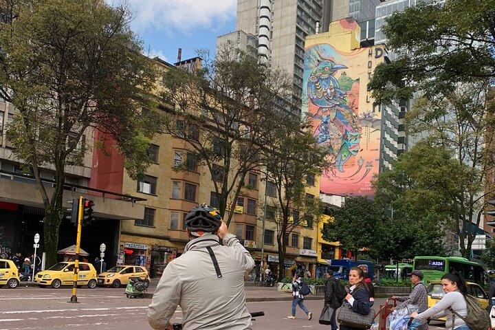 Visite à vélo de 3 heures à la découverte des graffitis dans la ville de Bogota