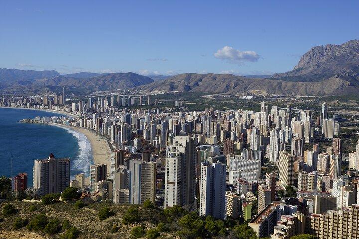 3 timer i Benidorm – en by, der aldrig sover i en premium bil