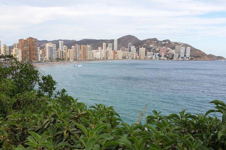 3 timer i Benidorm – en by, der aldrig sover i en premium bil