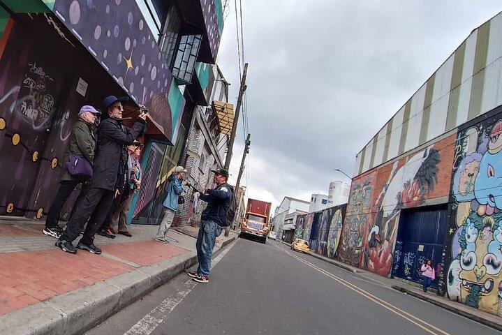 Tour a piedi dedicato alla street art nel quartiere dei graffiti di Bogotà