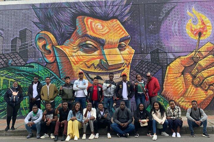 Tour a piedi dedicato alla street art nel quartiere dei graffiti di Bogotà