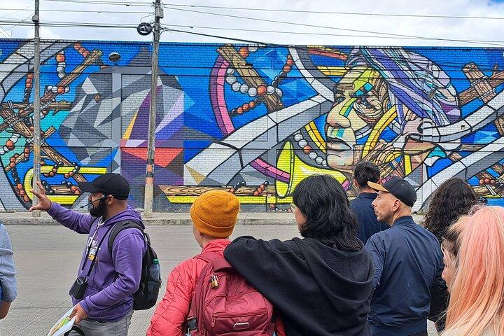 Tour a piedi dedicato alla street art nel quartiere dei graffiti di Bogotà