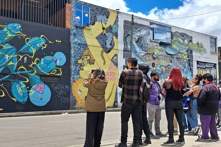 Tour a piedi dedicato alla street art nel quartiere dei graffiti di Bogotà