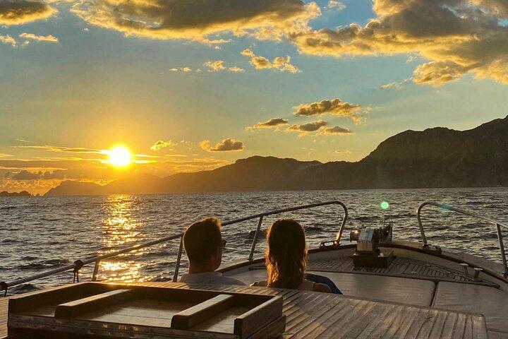 Sunset Group Boat Tour langs de kust van Amalfi met Prosecco-wijn