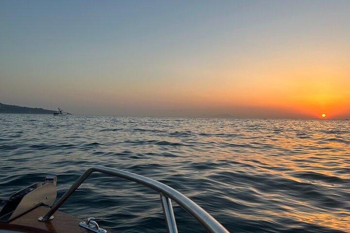 ファラリオーニ岩礁での夕日を眺めながらの昼と夜のカプリ島ツアー